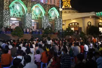 TP HCM đông vui, nhộn nhịp trong đêm Giáng sinh