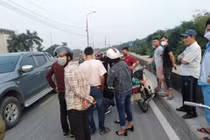 Đang lái xe máy người đàn ông bỗng ngã đập đầu xuống đường nguy kịch