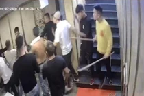 Nhóm côn đồ hành hung khiến 2 nhân viên quán hát chấn thương sọ não