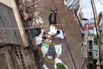 Người đàn ông nhập viện vì chiếc xe rùa từ tầng 5 rơi trúng 