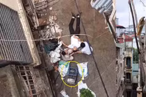 Người đàn ông nhập viện vì chiếc xe rùa từ tầng 5 rơi trúng 