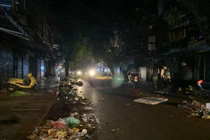 Đường phố Hà Nội ngập trong rác sau đêm Trung thu