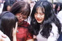 Học trò bật khóc trong vòng tay thầy cô ngày chia tay