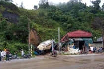 Đang ngủ trong nhà nam sinh lớp 8 bị đất đá rơi đè tử vong