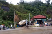 Đang ngủ trong nhà nam sinh lớp 8 bị đất đá rơi đè tử vong