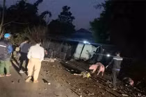 Va chạm với xe tải, 2 bố con tử vong tại chỗ