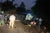 Va chạm với xe tải, 2 bố con tử vong tại chỗ