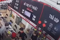 Gã ‘xăm trổ’ cầm gậy 3 khúc đánh chảy máu nhân viên cửa hàng điện thoại