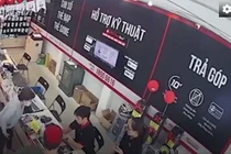 Gã ‘xăm trổ’ cầm gậy 3 khúc đánh chảy máu nhân viên cửa hàng điện thoại