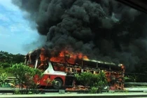 Video: Xe giường nằm cháy trơ khung trên cao tốc Hà Nội - Lào Cai