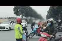 Video: Va chạm nhẹ, 2 tài xế lao vào đánh nhau chảy máu đầu