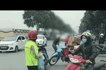 Video: Va chạm nhẹ, 2 tài xế lao vào đánh nhau chảy máu đầu