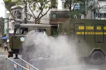 Binh chủng Hóa học phun thuốc khử trùng ở khu phố cách ly COVID- 19