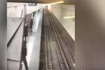 Video: 'Cắm mặt' vào điện thoại, cô gái rơi xuống đường tàu suýt chết