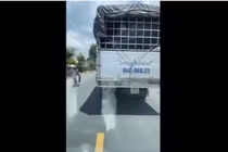 Video: Xe tải không nhường đường cho xe cứu thương, ai xem cũng bức xúc