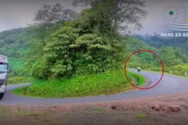 Video: Xe container suýt đâm vào xe máy khi bo cua trên dốc núi