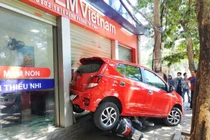 Nữ tài xế lùi xe đè 3 xe máy, đâm vỡ kính cửa trung tâm Anh ngữ