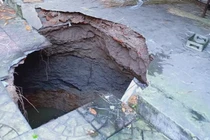 Hố tử thần bất ngờ xuất hiện suýt "nuốt chửng" 6 người ở Hà Nội