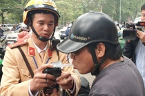 Hà Nội: Uống 2 chén rượu, tài xế xe máy "mất bay" 7 triệu