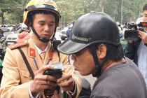 Hà Nội: Uống 2 chén rượu, tài xế xe máy "mất bay" 7 triệu