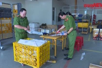 Video: 53 gói bưu phẩm bị CA An Giang thu giữ chứa hung khí gì?