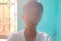 Lén chụp nữ giáo viên đang tắm rồi tống tiền