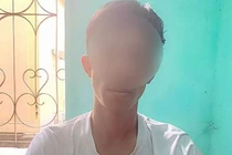 Lén chụp nữ giáo viên đang tắm rồi tống tiền