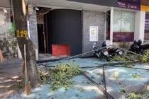 Nghi nổ bình gas trên phố Kim Mã, 2 người bị thương