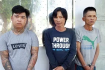 Ép khách hành hương mua 3 cây nhang giá 300.000 đồng