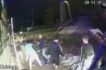Video: 2 nhà xe giành khách, đánh nhau kinh hoàng