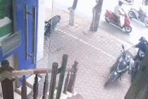 Video: Khoảnh khắc 'nữ đạo chích' mở cốp xe máy trộm túi xách chỉ trong tích tắc ở Hà Nội khiến nhiều người bàng hoàng