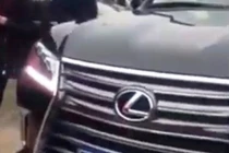 Xe sang Lexus đầu đeo biển xanh, đuôi đeo biển trắng