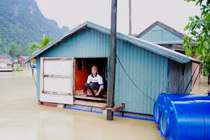 Lũ lụt miền Trung: Hình ảnh quặn lòng... sao Trời không thấu?! 