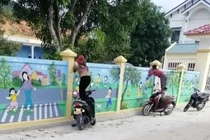 Con đi học mẫu giáo, mẹ trèo xe máy để ngó nhìn chăm chăm qua bức tường