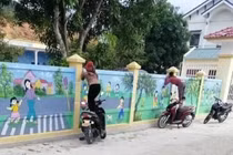 Con đi học mẫu giáo, mẹ trèo xe máy để ngó nhìn chăm chăm qua bức tường