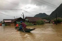 Hình ảnh miền Trung ngập lụt chiều 19/10: Nước dâng tận nóc nhà