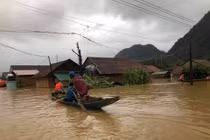 Hình ảnh miền Trung ngập lụt chiều 19/10: Nước dâng tận nóc nhà