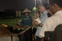 Phát hiện bé gái khoảng 10 ngày tuổi bị bỏ rơi trong thùng rác