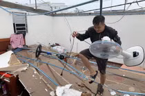 Bão số 12 Etau: Cây đổ la liệt, biển quảng cáo bay tứ tung