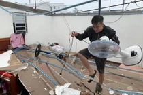 Bão số 12 Etau: Cây đổ la liệt, biển quảng cáo bay tứ tung