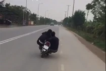 Clip: Truy tìm 2 thanh niên "làm xiếc" trên xe máy