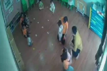Người đàn ông đến trường hành hung bé 2 tuổi trước mặt cô giáo