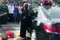 Người đàn ông dùng xe Camry chắn ngang quốc lộ 1