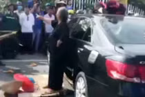 Người đàn ông dùng xe Camry chắn ngang quốc lộ 1