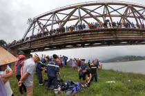 Tài xế xe tải lao xuống sông cứu cô gái trẻ, cả 2 đều chết đuối