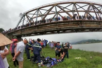 Tài xế xe tải lao xuống sông cứu cô gái trẻ, cả 2 đều chết đuối