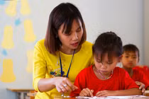 Câu chuyện cảm động lần đầu “cõng chữ” lên non của thầy cô giáo miền xuôi