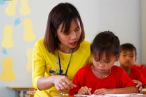 Câu chuyện cảm động lần đầu “cõng chữ” lên non của thầy cô giáo miền xuôi