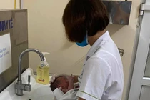 Lời kể nhân chứng vụ bé sơ sinh bị mẹ vứt bỏ vào giữa khe tường