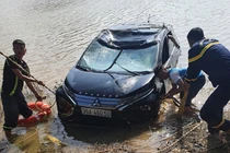 Ô tô lao xuống sông Mã, 3 người đàn ông tử vong